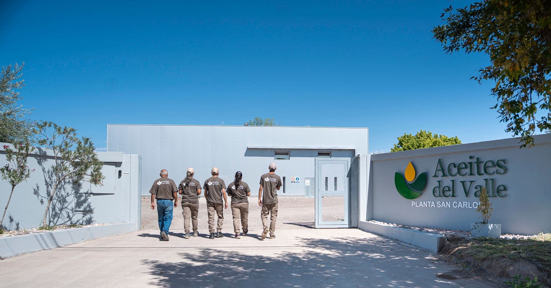Equipe de produção entrando na planta da Aceites del Valle em Mendoza