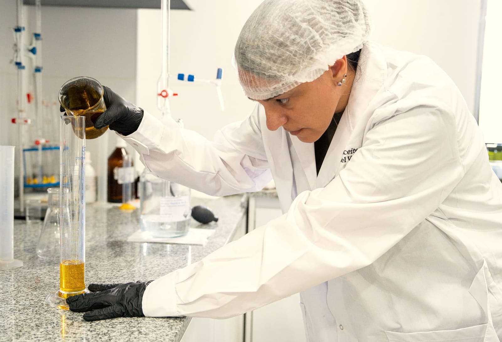 Análise de azeite de oliva no laboratório próprio da empresa